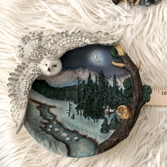 Snow Owl Resin Plate & Stand - Picture 12 of 13